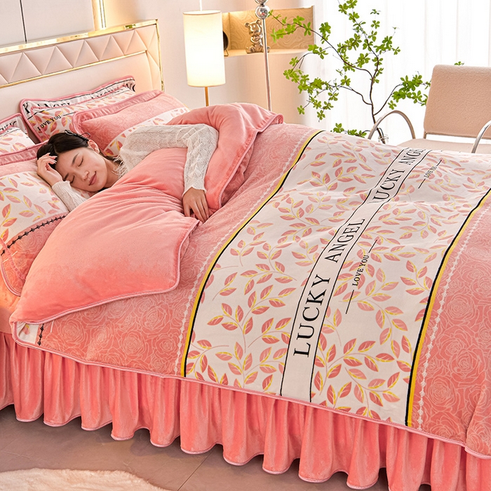 91家纺网 家纺一手货源 找家纺 绘萱2025新品爆款8斤包边印花牛奶绒四件套床裙款法莱绒金貂貂狐 叶语浪漫-粉