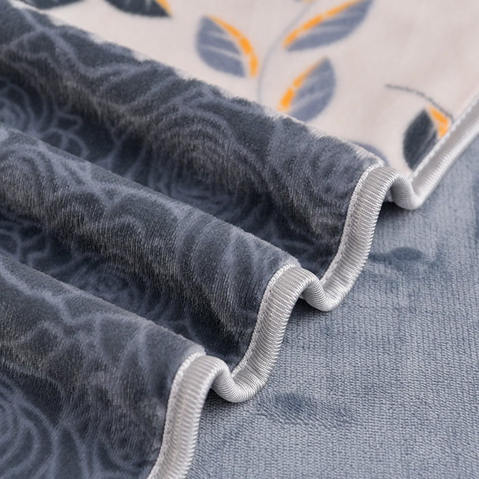 91家纺网 家纺一手货源 找家纺 绘萱2025新品爆款8斤包边印花牛奶绒四件套床裙款法莱绒金貂貂狐 叶语浪漫-灰