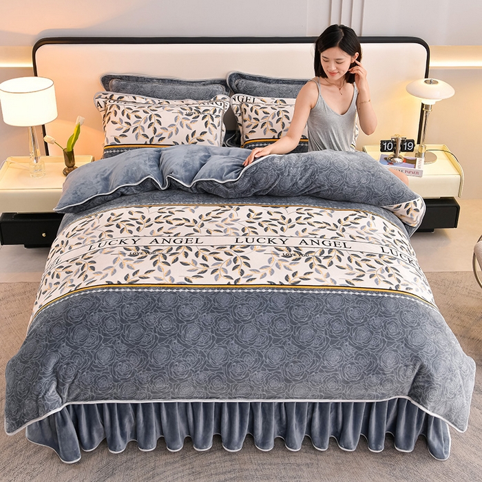 91家纺网 家纺一手货源 找家纺 绘萱2025新品爆款8斤包边印花牛奶绒四件套床裙款法莱绒金貂貂狐 叶语浪漫-灰