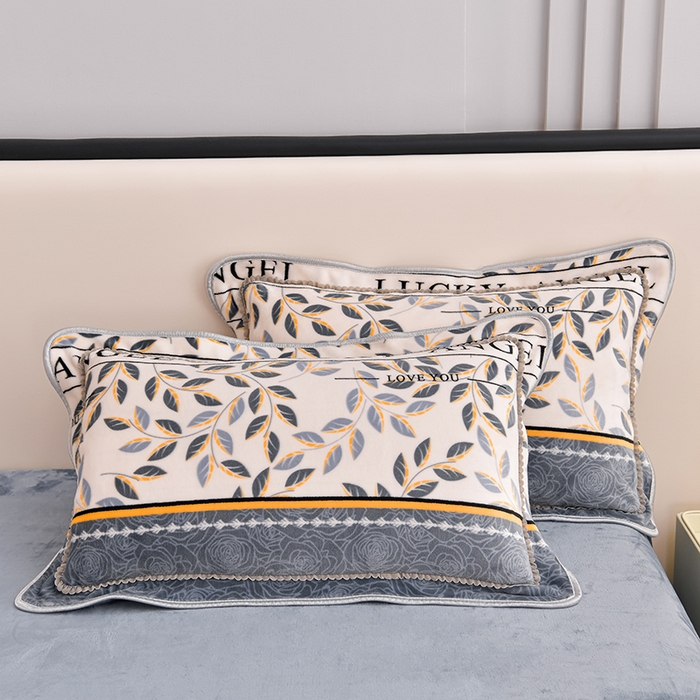 91家纺网 家纺一手货源 找家纺 绘萱2025新品爆款8斤包边印花牛奶绒四件套床裙款法莱绒金貂貂狐 叶语浪漫-灰