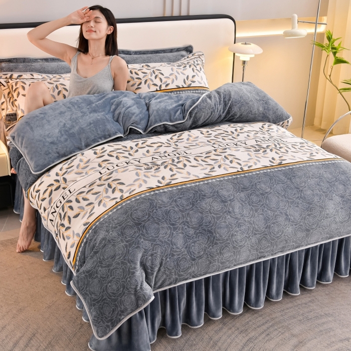 91家纺网 家纺一手货源 找家纺 绘萱2025新品爆款8斤包边印花牛奶绒四件套床裙款法莱绒金貂貂狐 叶语浪漫-灰