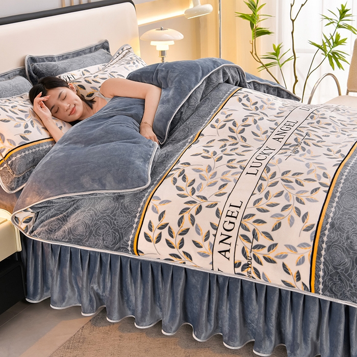 91家纺网 家纺一手货源 找家纺 绘萱2025新品爆款8斤包边印花牛奶绒四件套床裙款法莱绒金貂貂狐 叶语浪漫-灰