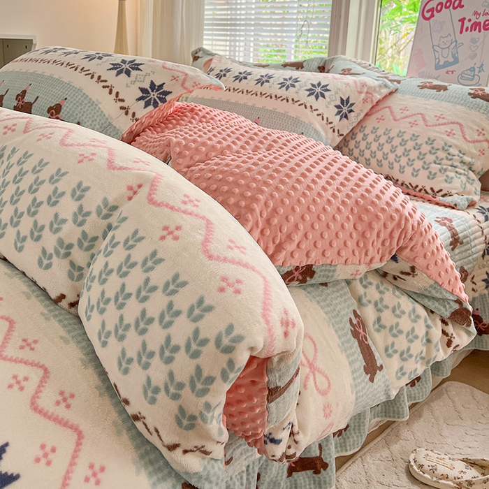 91家纺网 家纺一手货源 找家纺 一比一 2025新款加厚保暖豆豆牛奶绒床盖款四件套贝洛萌狗