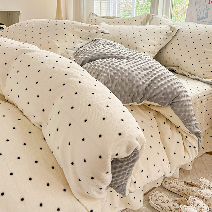 91家纺网 家纺一手货源 找家纺 一比一 2025新款加厚保暖豆豆牛奶绒床盖款四件套波点- 奶灰