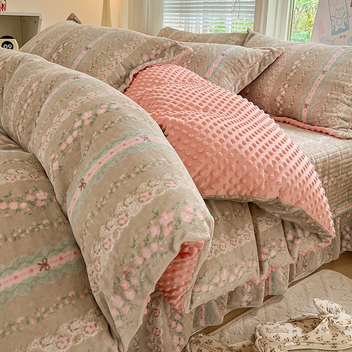 91家纺网 家纺一手货源 找家纺 一比一 2025新款加厚保暖豆豆牛奶绒床盖款四件套粉佳人