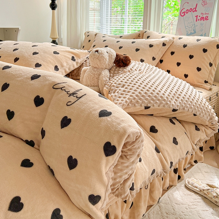 91家纺网 家纺一手货源 找家纺 一比一 2025新款加厚保暖豆豆牛奶绒床盖款四件套咖色小心心