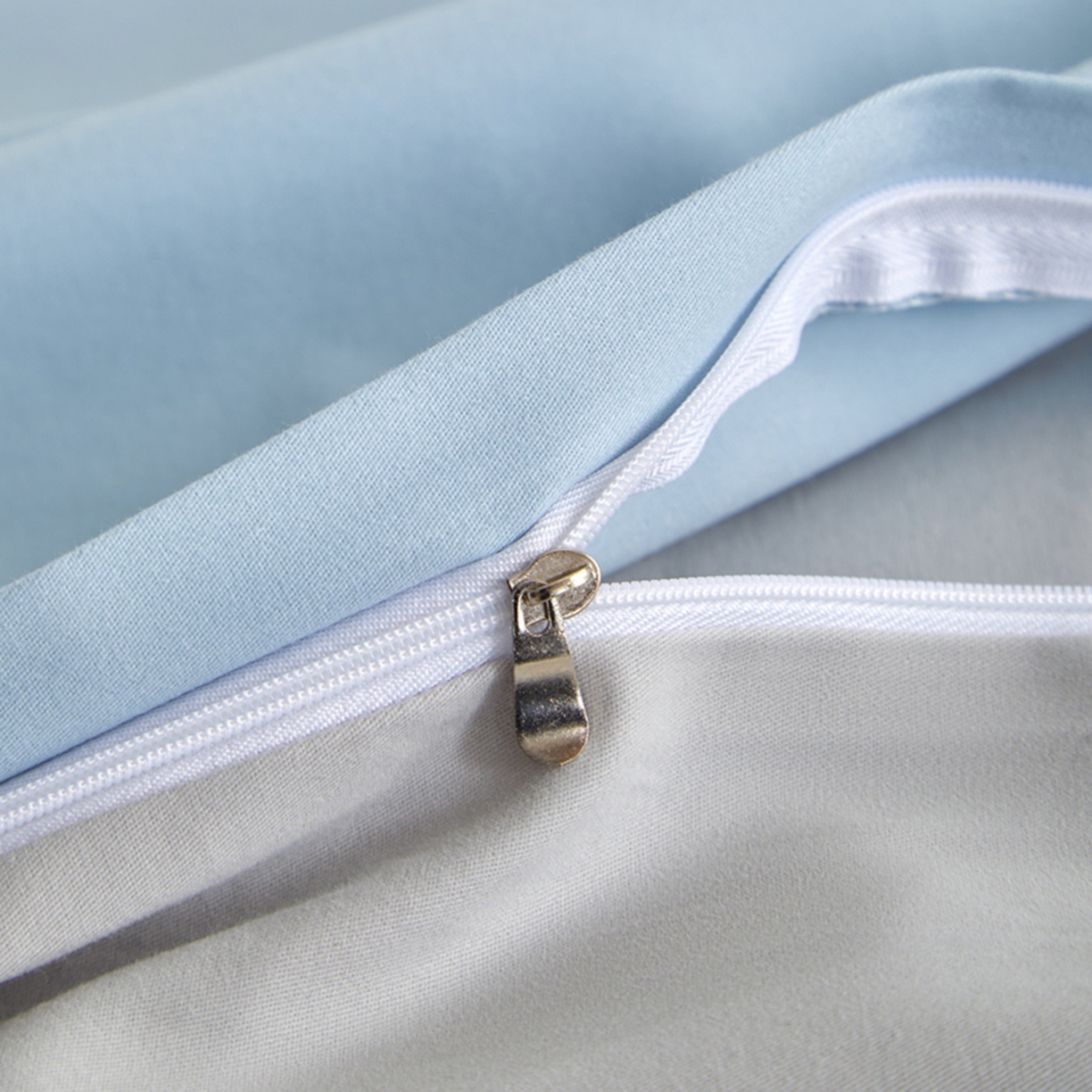 91家纺网 家纺一手货源 找家纺 润肤居 2025新款全棉纯色双拼加厚磨毛四件套 碧空蓝+浅灰