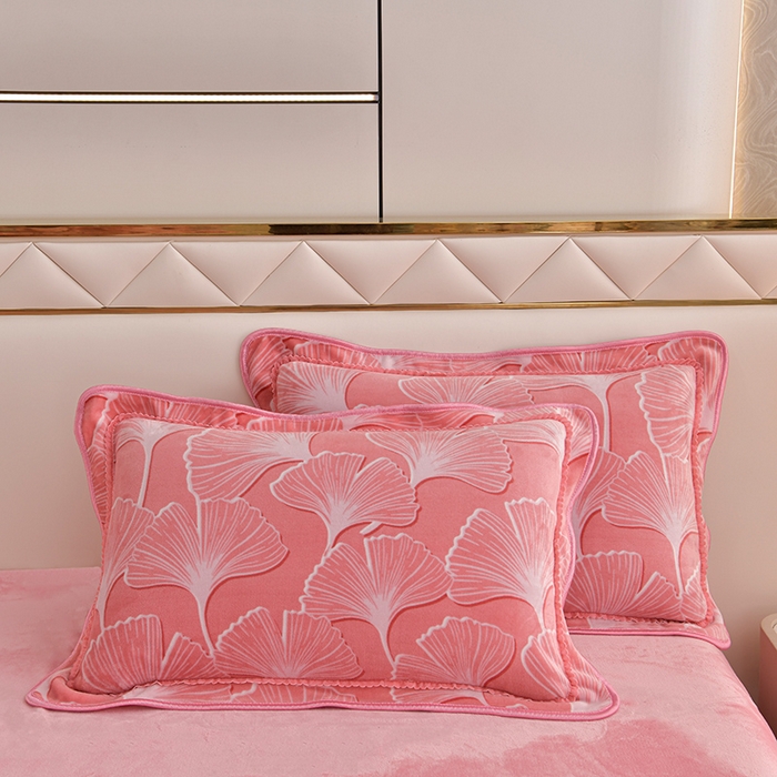 91家纺网 家纺一手货源 找家纺 绘萱2025新品爆款8斤包边印花牛奶绒四件套床裙款法莱绒金貂貂狐 银杏叶语-粉