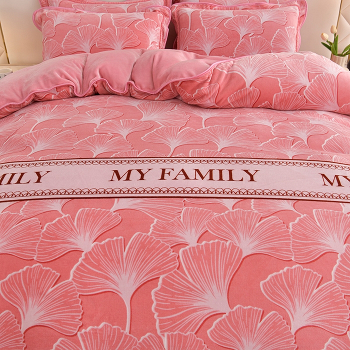 91家纺网 家纺一手货源 找家纺 绘萱2025新品爆款8斤包边印花牛奶绒四件套床裙款法莱绒金貂貂狐 银杏叶语-粉