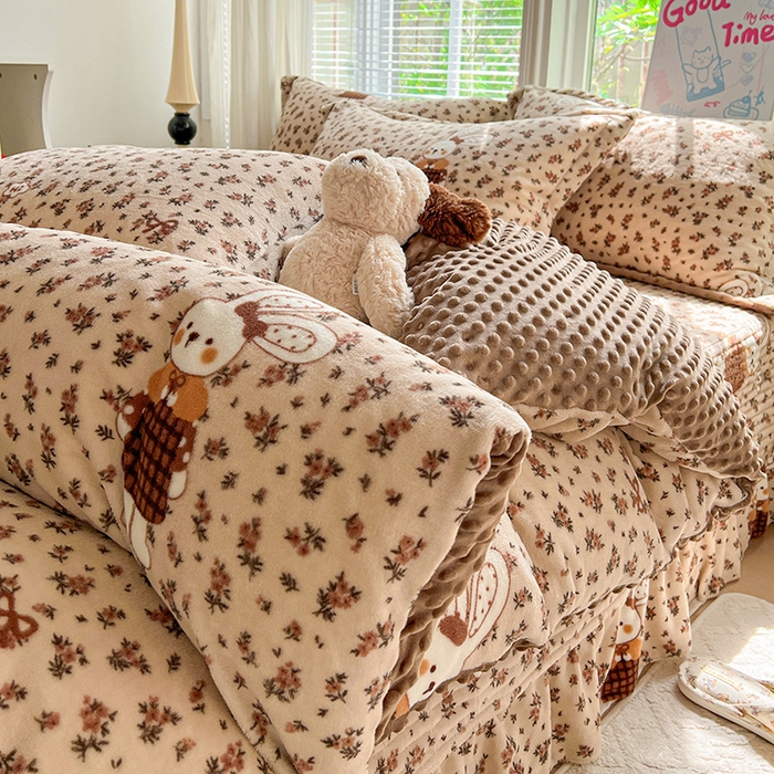 91家纺网 家纺一手货源 找家纺 一比一 2025新款加厚保暖豆豆牛奶绒床盖款四件套萌兔花园