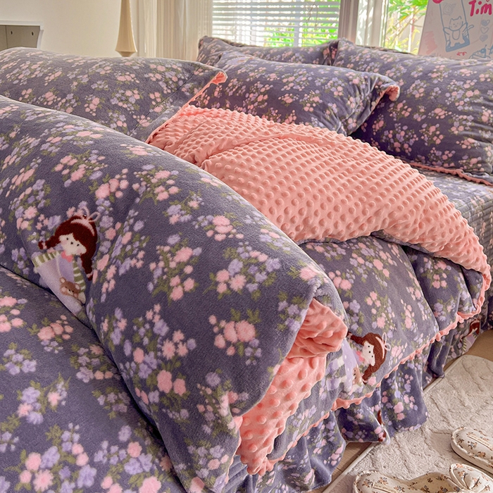 91家纺网 家纺一手货源 找家纺 一比一 2025新款加厚保暖豆豆牛奶绒床盖款四件套紫花萌境