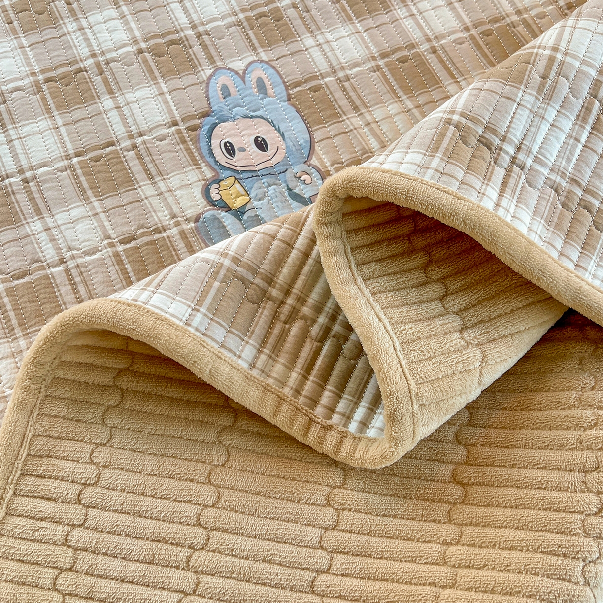 91家纺网 家纺一手货源 找家纺 X猫先生 2025新品棉加绒床盖一面全棉一面牛奶绒床盖炕盖加厚床单床垫四季款系列二 拉布兔兔（A棉B绒）