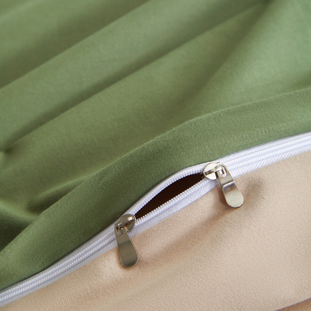 91家纺网 家纺一手货源 找家纺 润肤居 2025新款全棉纯色双拼加厚磨毛四件套 复古绿+杏驼色