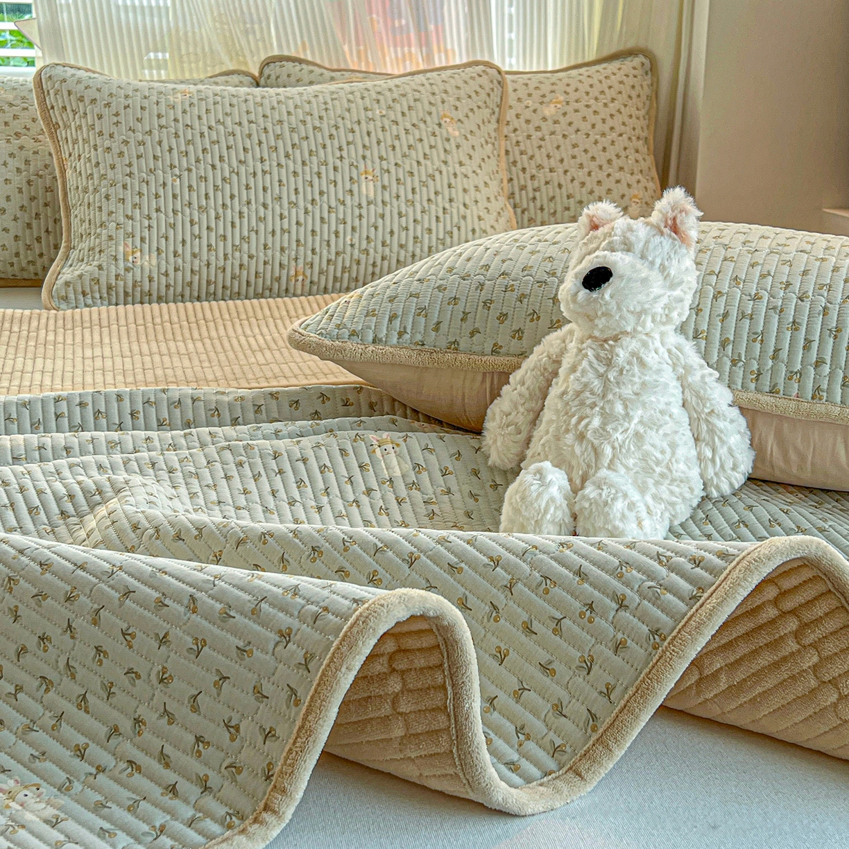 91家纺网 家纺一手货源 找家纺 X猫先生 2025新品棉加绒床盖一面全棉一面牛奶绒床盖炕盖加厚床单床垫四季款系列二 春游兔兔（A棉B绒）