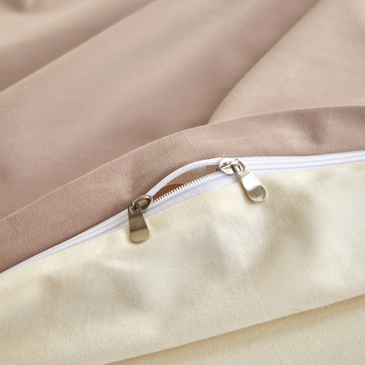 91家纺网 家纺一手货源 找家纺 润肤居 2025新款全棉纯色双拼加厚磨毛四件套 丝绒拿铁+奶油黄