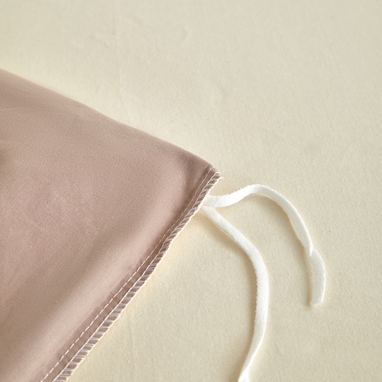 91家纺网 家纺一手货源 找家纺 润肤居 2025新款全棉纯色双拼加厚磨毛四件套 丝绒拿铁+奶油黄