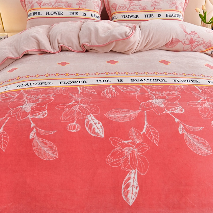 91家纺网 家纺一手货源 找家纺 绘萱2025新品爆款8斤包边印花牛奶绒四件套床裙款法莱绒金貂貂狐 枝繁叶茂-粉