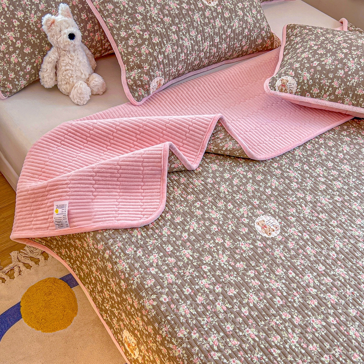 91家纺网 家纺一手货源 找家纺 X猫先生 2025新品棉加绒床盖一面全棉一面牛奶绒床盖炕盖加厚床单床垫四季款系列二 繁花小熊（A棉B绒）