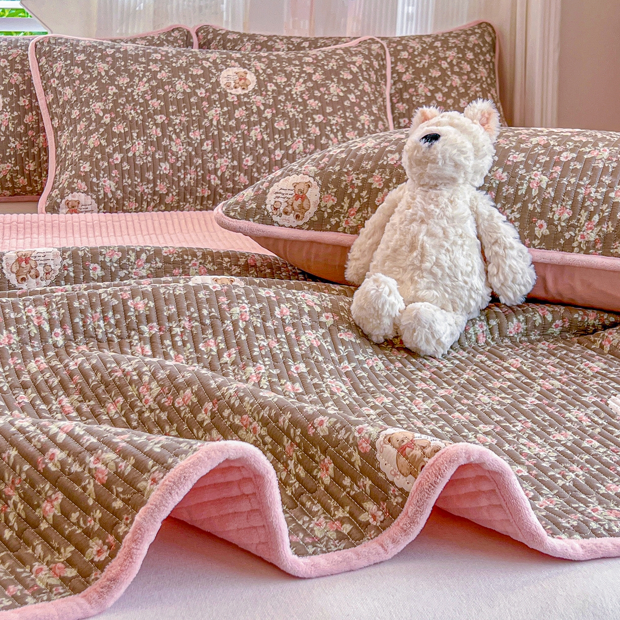 91家纺网 家纺一手货源 找家纺 X猫先生 2025新品棉加绒床盖一面全棉一面牛奶绒床盖炕盖加厚床单床垫四季款系列二 繁花小熊（A棉B绒）