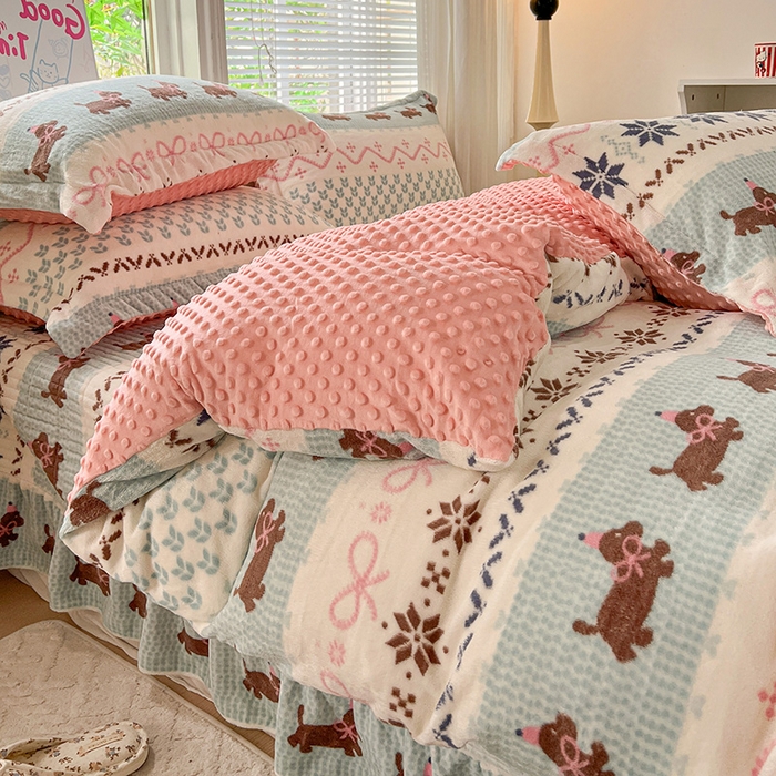 91家纺网 家纺一手货源 找家纺 一比一 2025新款加厚保暖豆豆牛奶绒床盖款四件套贝洛萌狗