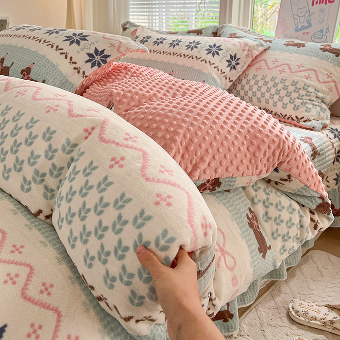 91家纺网 家纺一手货源 找家纺 一比一 2025新款加厚保暖豆豆牛奶绒床盖款四件套贝洛萌狗