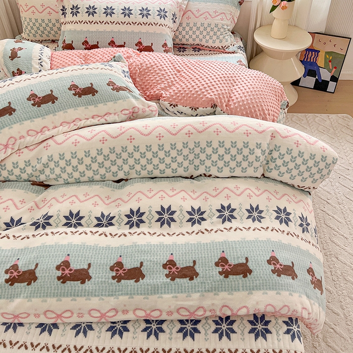 91家纺网 家纺一手货源 找家纺 一比一 2025新款加厚保暖豆豆牛奶绒床盖款四件套贝洛萌狗