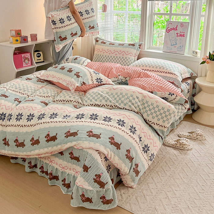 91家纺网 家纺一手货源 找家纺 一比一 2025新款加厚保暖豆豆牛奶绒床盖款四件套贝洛萌狗