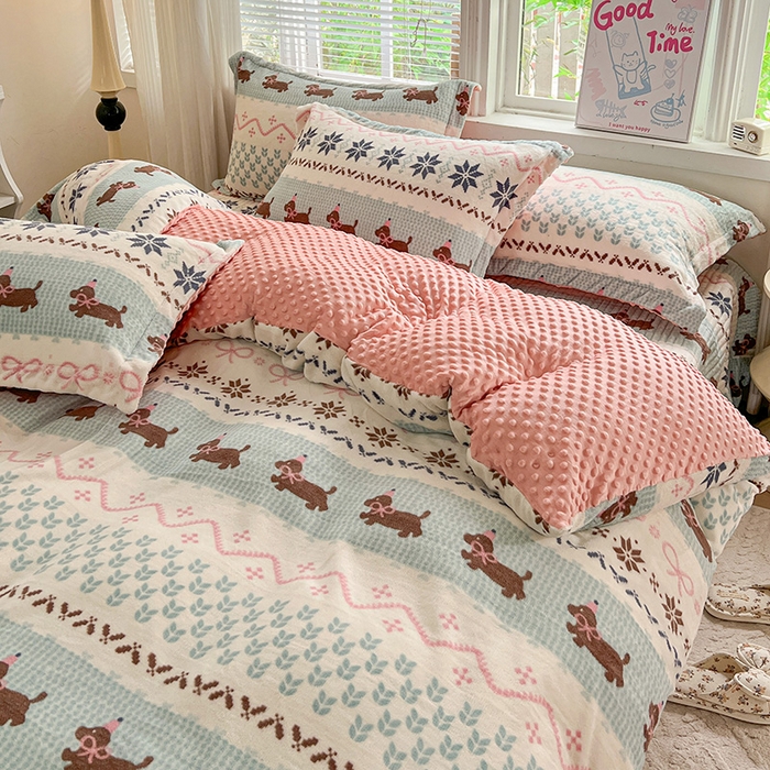 91家纺网 家纺一手货源 找家纺 一比一 2025新款加厚保暖豆豆牛奶绒床盖款四件套贝洛萌狗