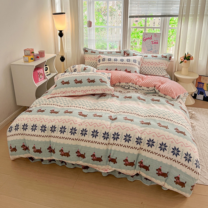 91家纺网 家纺一手货源 找家纺 一比一 2025新款加厚保暖豆豆牛奶绒床盖款四件套贝洛萌狗