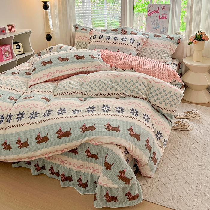 91家纺网 家纺一手货源 找家纺 一比一 2025新款加厚保暖豆豆牛奶绒床盖款四件套贝洛萌狗