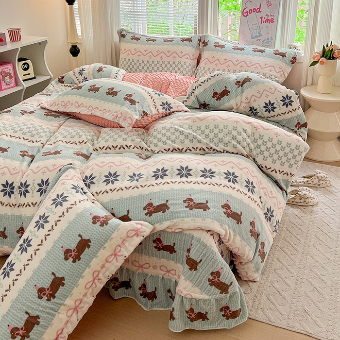 91家纺网 家纺一手货源 找家纺 一比一 2025新款加厚保暖豆豆牛奶绒床盖款四件套贝洛萌狗