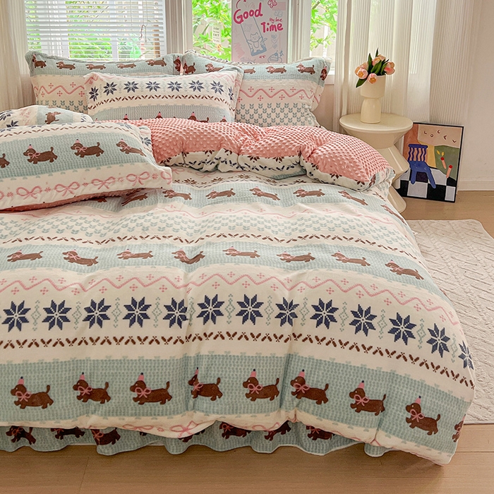 91家纺网 家纺一手货源 找家纺 一比一 2025新款加厚保暖豆豆牛奶绒床盖款四件套贝洛萌狗