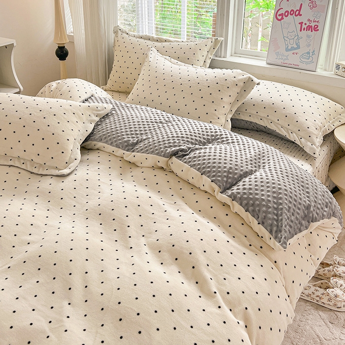 91家纺网 家纺一手货源 找家纺 一比一 2025新款加厚保暖豆豆牛奶绒床盖款四件套波点- 奶灰