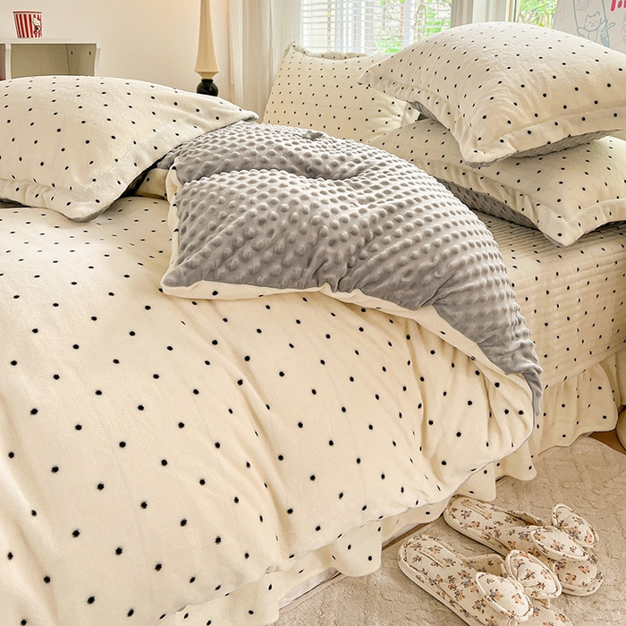 91家纺网 家纺一手货源 找家纺 一比一 2025新款加厚保暖豆豆牛奶绒床盖款四件套波点- 奶灰