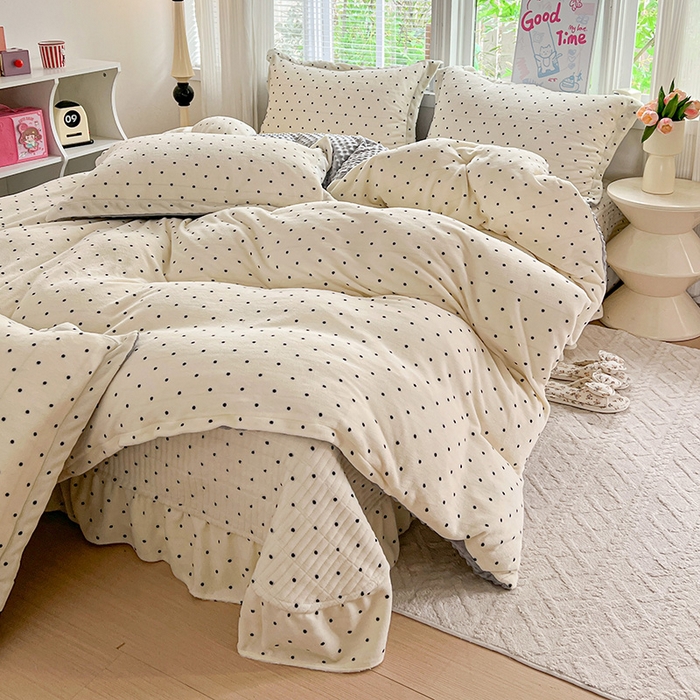 91家纺网 家纺一手货源 找家纺 一比一 2025新款加厚保暖豆豆牛奶绒床盖款四件套波点- 奶灰