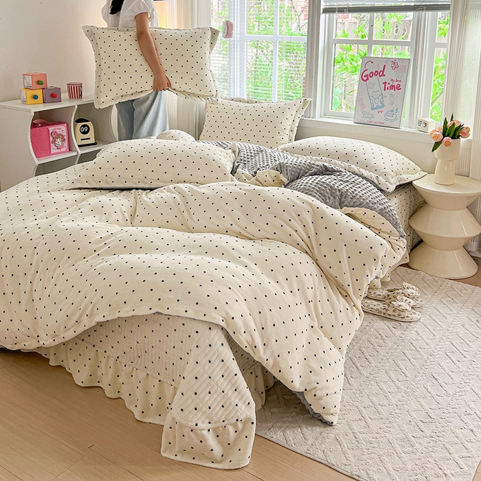 91家纺网 家纺一手货源 找家纺 一比一 2025新款加厚保暖豆豆牛奶绒床盖款四件套波点- 奶灰