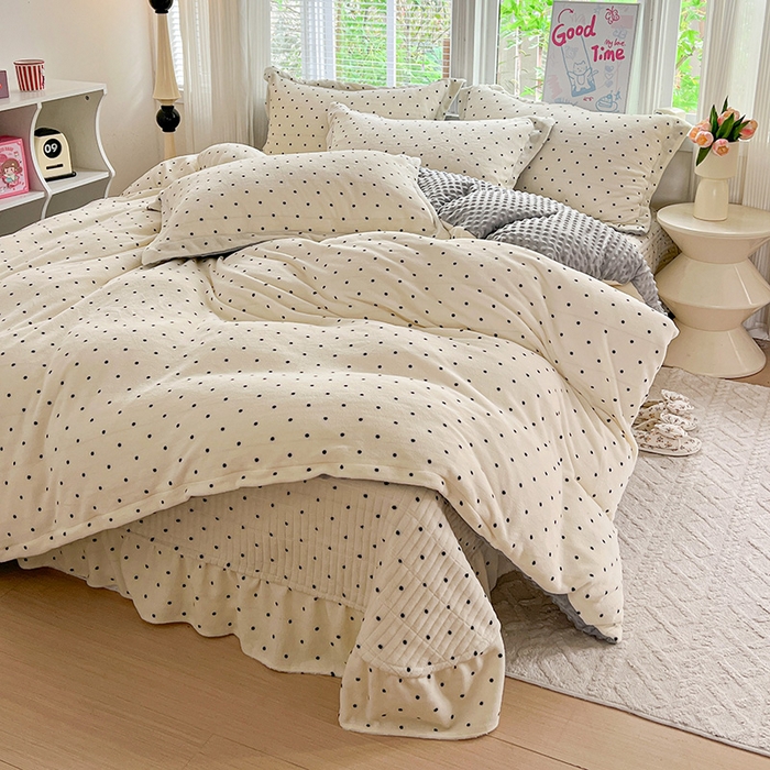 91家纺网 家纺一手货源 找家纺 一比一 2025新款加厚保暖豆豆牛奶绒床盖款四件套波点- 奶灰