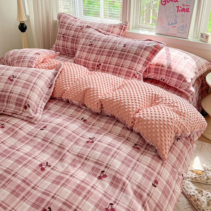 91家纺网 家纺一手货源 找家纺 一比一 2025新款加厚保暖豆豆牛奶绒床盖款四件套车厘子