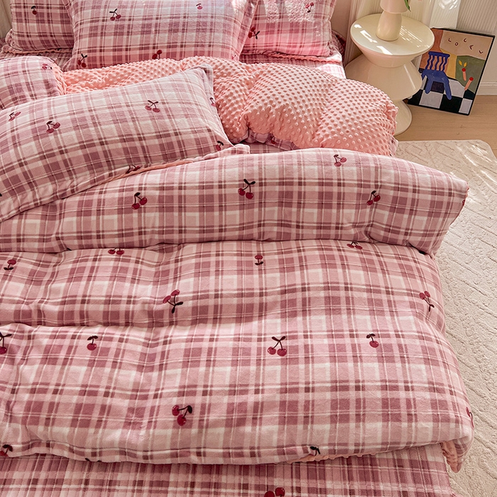 91家纺网 家纺一手货源 找家纺 一比一 2025新款加厚保暖豆豆牛奶绒床盖款四件套车厘子