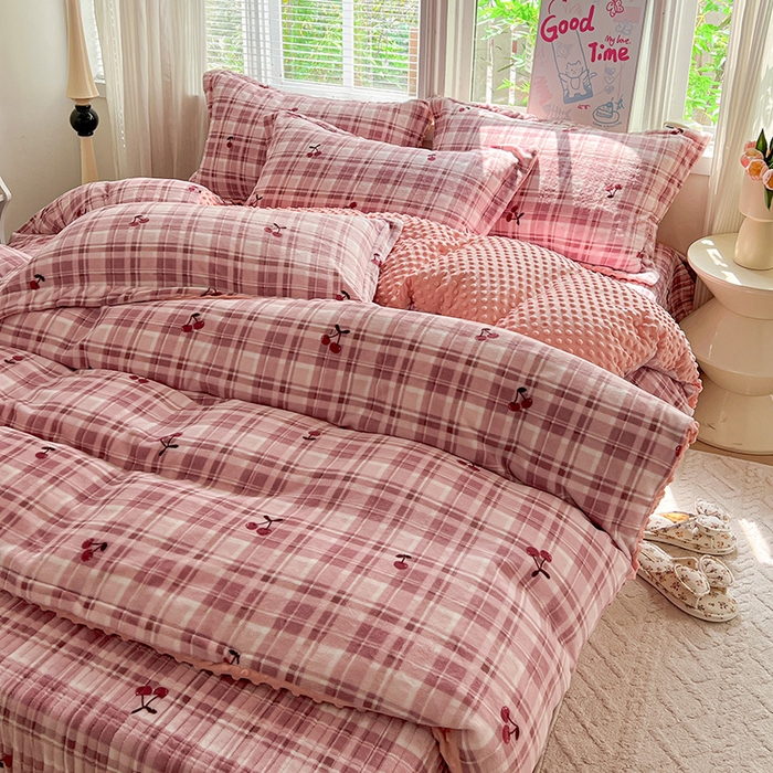 91家纺网 家纺一手货源 找家纺 一比一 2025新款加厚保暖豆豆牛奶绒床盖款四件套车厘子