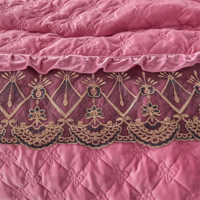 91家纺网 家纺一手货源 找家纺 屹成家纺2025新款水晶绒夹棉绗缝床裙四件套（塞纳河畔）四件套起售价不低于230元 豆沙