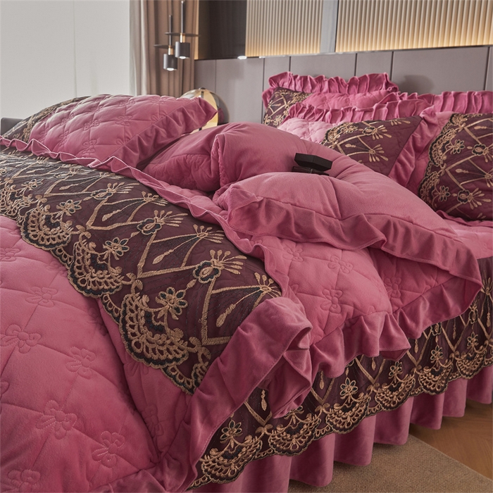 91家纺网 家纺一手货源 找家纺 屹成家纺2025新款水晶绒夹棉绗缝床裙四件套（塞纳河畔）四件套起售价不低于230元 豆沙