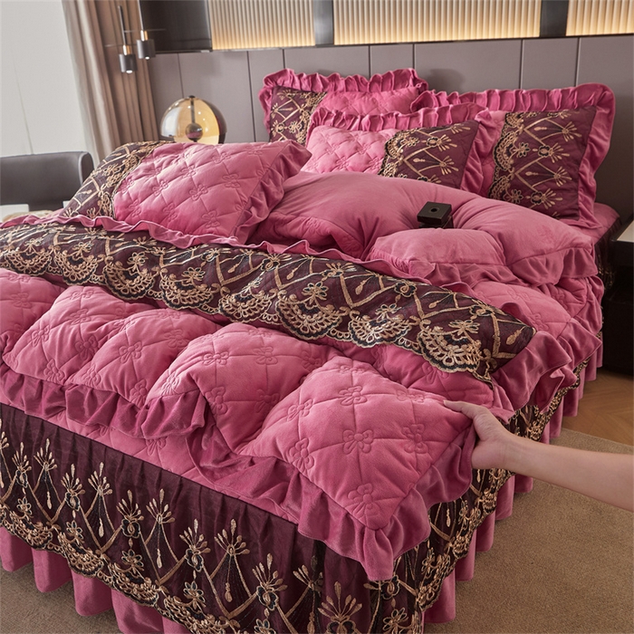 91家纺网 家纺一手货源 找家纺 屹成家纺2025新款水晶绒夹棉绗缝床裙四件套（塞纳河畔）四件套起售价不低于230元 豆沙