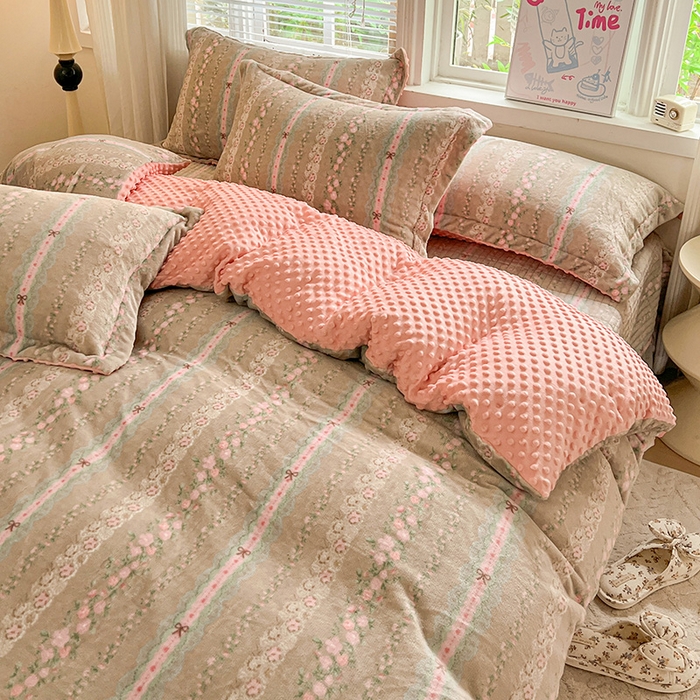 91家纺网 家纺一手货源 找家纺 一比一 2025新款加厚保暖豆豆牛奶绒床盖款四件套粉佳人