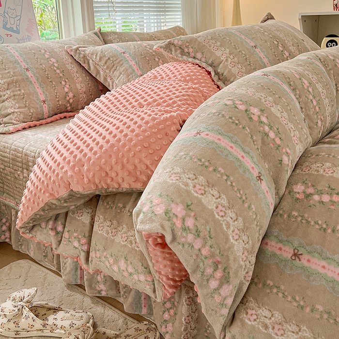 91家纺网 家纺一手货源 找家纺 一比一 2025新款加厚保暖豆豆牛奶绒床盖款四件套粉佳人