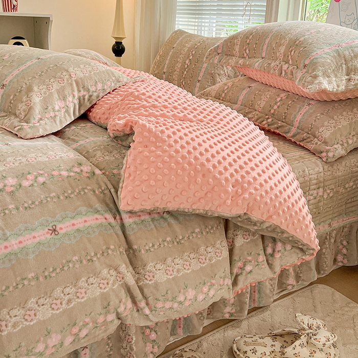 91家纺网 家纺一手货源 找家纺 一比一 2025新款加厚保暖豆豆牛奶绒床盖款四件套粉佳人