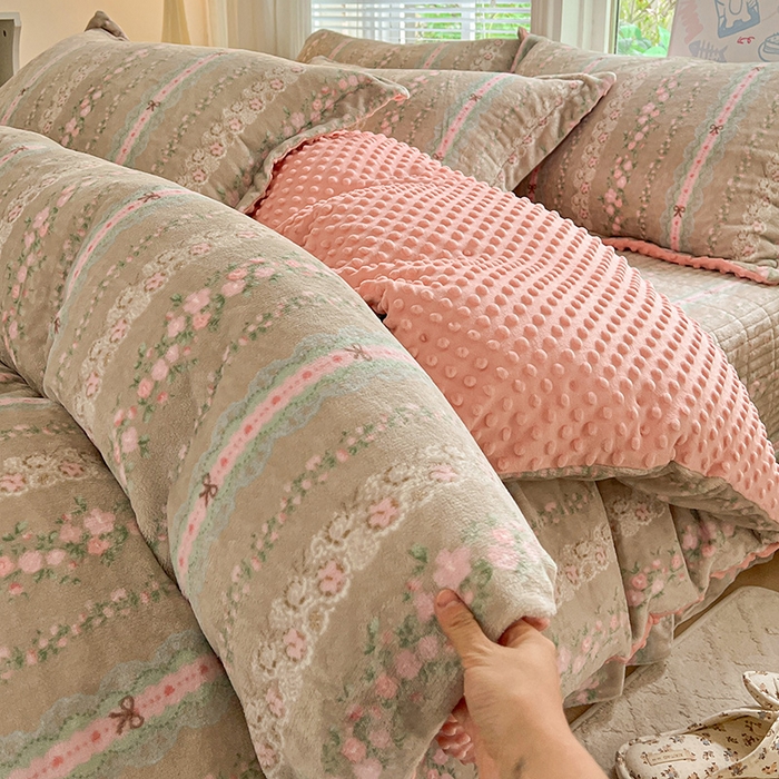 91家纺网 家纺一手货源 找家纺 一比一 2025新款加厚保暖豆豆牛奶绒床盖款四件套粉佳人