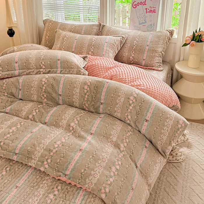 91家纺网 家纺一手货源 找家纺 一比一 2025新款加厚保暖豆豆牛奶绒床盖款四件套粉佳人