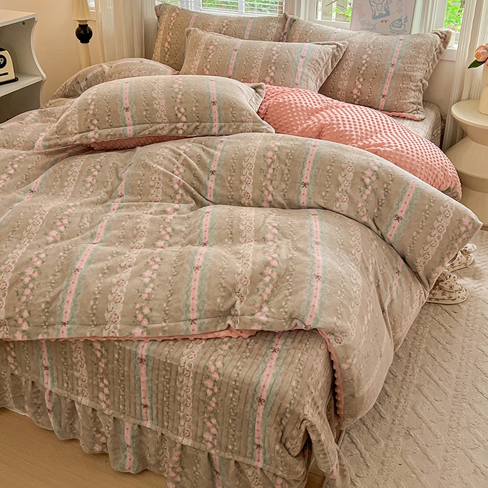 91家纺网 家纺一手货源 找家纺 一比一 2025新款加厚保暖豆豆牛奶绒床盖款四件套粉佳人