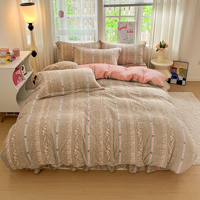 91家纺网 家纺一手货源 找家纺 一比一 2025新款加厚保暖豆豆牛奶绒床盖款四件套粉佳人